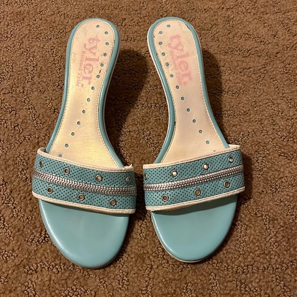 RICHARD TYLER
Kitten Heel Mules pale blue kitten heels - size 38 - Picture 1 of 6